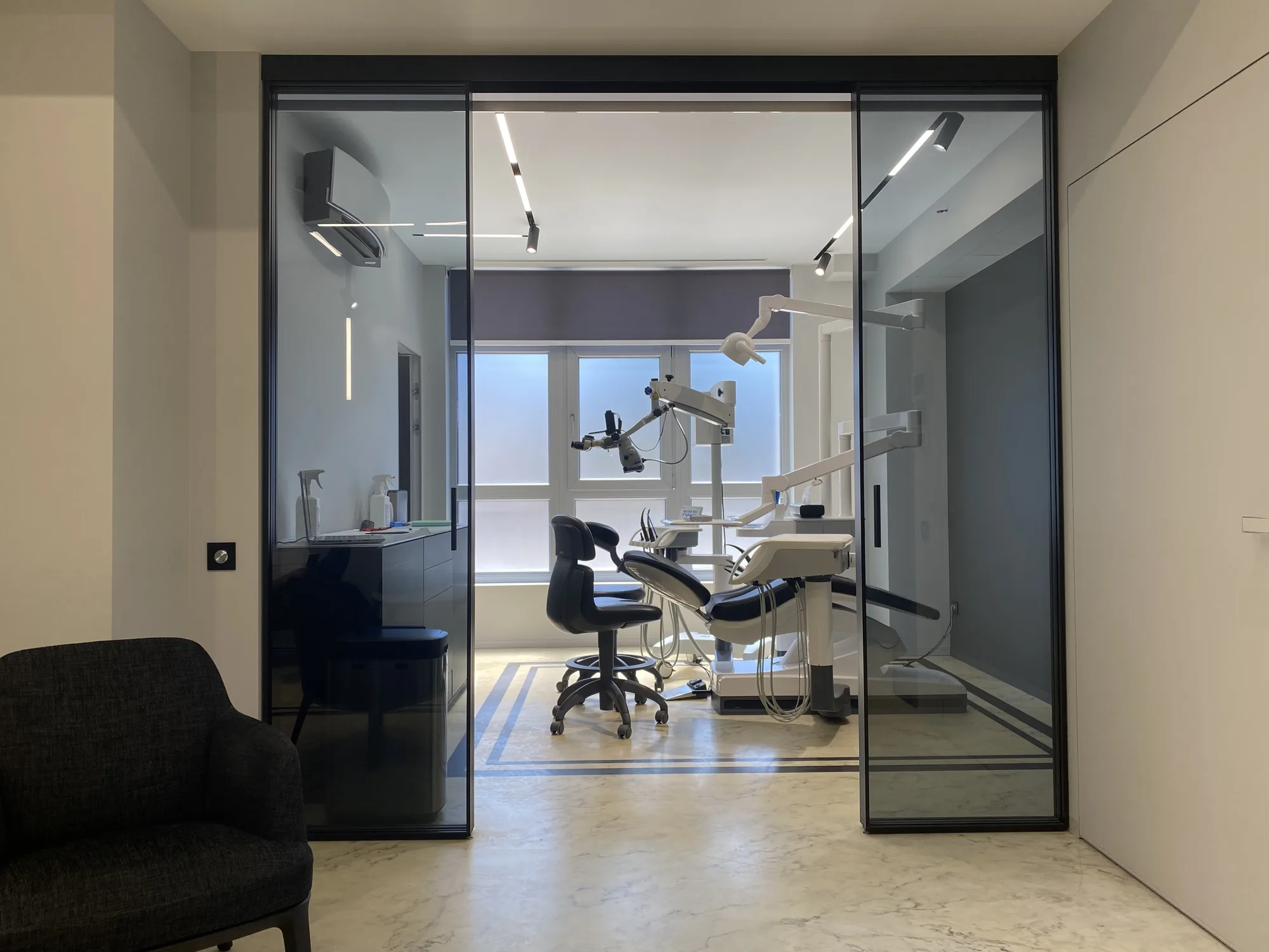 Кабінет клініки Microclinic з операційним мікроскопом